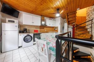 Η κουζίνα ή μικρή κουζίνα στο Les Petits Loups - Proche Station de Ski +6 φωτογραφίες