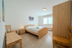 Postel nebo postele na pokoji v ubytování Sunnaschy Heidi by Arosa Vacations