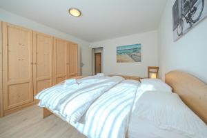 Postel nebo postele na pokoji v ubytování Sunnaschy Heidi by Arosa Vacations