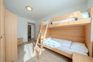 Postel nebo postele na pokoji v ubytování Sunnaschy Heidi by Arosa Vacations