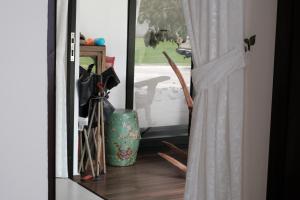 Una puerta que da a una habitación con ventana en villa barakah, en Bentong
