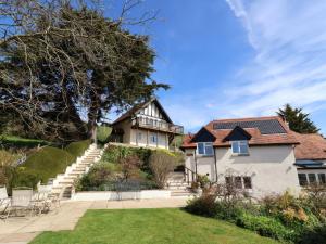 une maison avec un jardin devant dans l'établissement Beer View Cottage, à Beer
