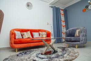 Posezení v ubytování KK Lodging Yaounde Fouda