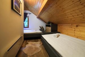 Postel nebo postele na pokoji v ubytování WoodenHouse with two Apartments