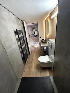 un bagno con un water bianco e un lavandino di Luxe et nature, paradis Corse a Cauro