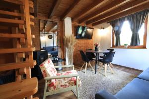 TV a/nebo společenská místnost v ubytování WoodenHouse with two Apartments