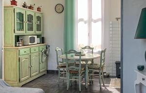 UtelleにあるStunning Apartment In Utelleの部屋にテーブルと椅子のあるキッチン