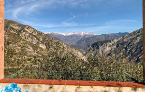 UtelleにあるStunning Apartment In Utelleの雪山渓谷の眺望
