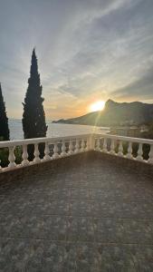 un patio in pietra con recinto e albero di Apartment Emily a Omiš (Almissa)