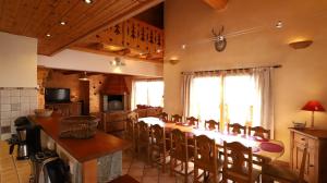 a dining room with a long table and chairs at Chalet l'Alpaga in Bonneval-sur-Arc