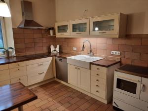Η κουζίνα ή μικρή κουζίνα στο Ferienhaus Rötzer - Forsthausschmankerl +33 φωτογραφίες