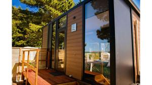 LeithfieldPacific View by Tiny Away的带窗户的小房子正面图