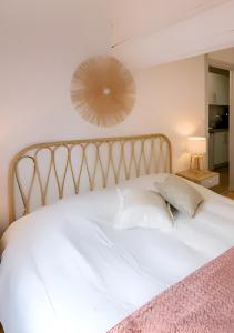 Ένα ή περισσότερα κρεβάτια σε δωμάτιο στο Le Cosy magnifique T2 neuf Centre ville Gare 800 m