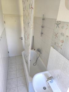 a bathroom with a sink and a tub and a toilet at Möbliert Wohnen in Weickelsdorf in Bahnhof Weickelsdorf