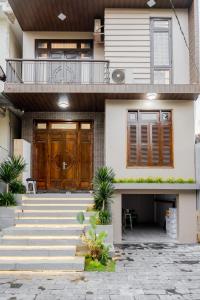 Cồn Giả ViênにあるLặng Homestay - Huếの木の扉と階段のある家