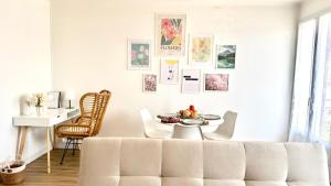 a living room with a white couch and a table at Le Fleural T2 Confort et Style Centre Muret in Muret