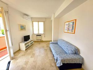 a living room with a couch and a tv at Appartamento Limen in Marinella di Sarzana