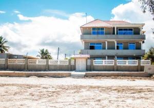 Fotografie z fotogalerie ubytování 2BR Zanzibar Beachfront Apt Free Airport Pick-up v destinaci Uroa