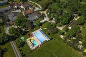 una vista aérea de una casa con piscina en Tente Lodge 8 personnes, en Saint-Martial-de-Nabirat 16 fotos más
