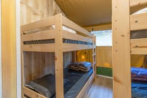 un par de literas en una casa pequeña en Tente Lodge 8 personnes, en Saint-Martial-de-Nabirat