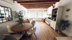 a living room with a table and a couch at Casa en el centro , con amplia terraza in Vinarós +3 photos