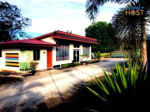 una piccola casa è seduta sul ciglio di una strada di Triima Inn Tanjung Rhu by Perfect Host ad Air Hangat
