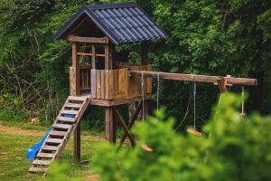 Herní místnost nebo prostor pro děti v ubytování WoodenHouse with two Apartments