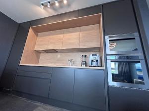 una cocina con fregadero y estufa en Palace Hill Poprad, en Poprad