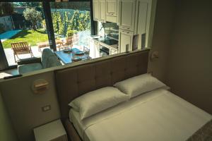 een bank in een kamer met een groot raam bij Be Your Home - Il Piccolo Paradiso in Civitavecchia