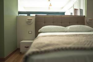 een bed met twee kussens erop in een kamer bij Be Your Home - Il Piccolo Paradiso in Civitavecchia