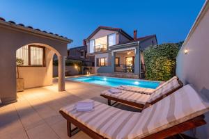 Bazén v ubytovaní Villa Antea ZadarVillas alebo v jeho blízkosti