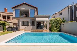 Bazén v ubytovaní Villa Antea ZadarVillas alebo v jeho blízkosti