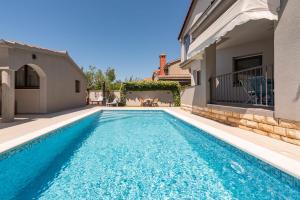 Bazén v ubytovaní Villa Antea ZadarVillas alebo v jeho blízkosti
