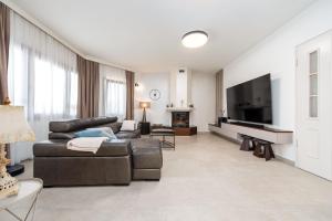 Televízia a/alebo spoločenská miestnosť v ubytovaní Villa Antea ZadarVillas