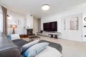 Televízia a/alebo spoločenská miestnosť v ubytovaní Villa Antea ZadarVillas