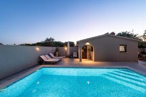 Bazén v ubytovaní Villa Antea ZadarVillas alebo v jeho blízkosti
