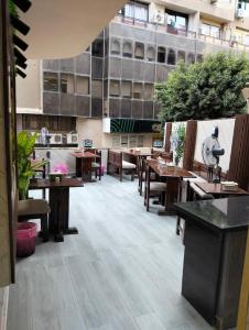 Een zitgedeelte bij Triple garden view hotel