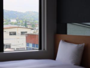 Postel nebo postele na pokoji v ubytování Hotel Glad One Kyoto Shichijo by M's