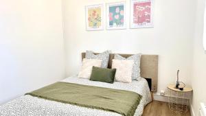 a bedroom with a bed with a green blanket at Le Fleural T2 Confort et Style Centre Muret in Muret