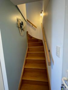 una scala in una casa con pavimenti in legno di Les terrasses de Pentrez - 11 a Saint-Nic Altre 13 foto