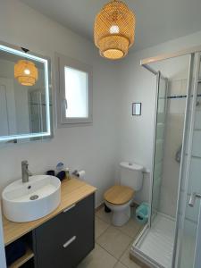 un bagno con lavandino, doccia e WC di Les terrasses de Pentrez - 11 a Saint-Nic