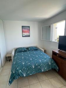 una camera da letto con un letto e una scrivania di Les terrasses de Pentrez - 11 a Saint-Nic