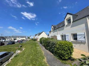 Saint-NicにあるLes terrasses de Pentrez - 11の駐車場の隣に私道がある白い家