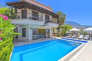 Swimmingpoolen hos eller tæt på Villa lady Detached villa with sea view
