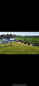 ArmoyにあるLittle lake lodge facebooの芝生の畑の景色