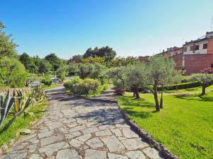 a cobblestone walkway with trees and bushes in a park at Casa Camillo Piana Ovest in Lerici