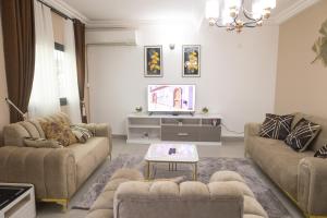 Posezení v ubytování KK Lodging Yaounde Fouda