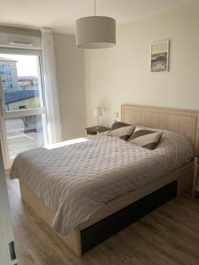 En eller flere senge i et værelse på Résidence de Dax