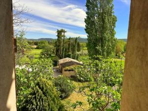 Κήπος έξω από το Villa familiale avec studio et piscine, Villecroze