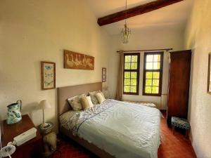 Ένα ή περισσότερα κρεβάτια σε δωμάτιο στο Villa familiale avec studio et piscine, Villecroze